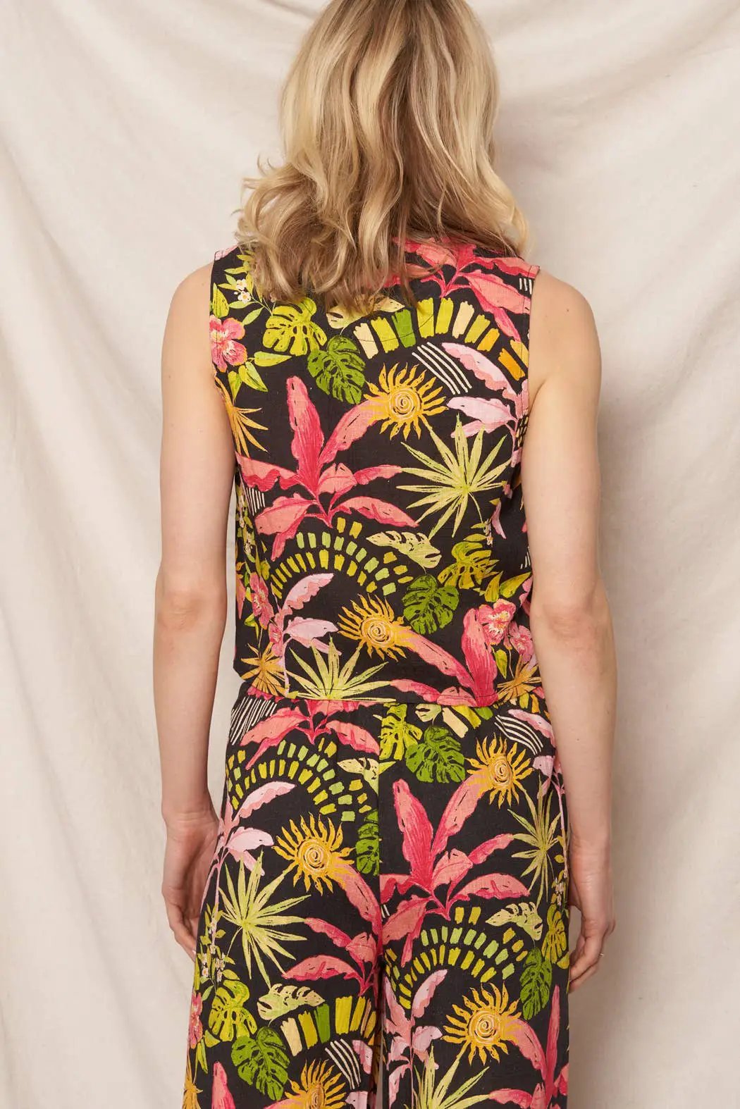 En Crème En Crème Black Multi Tropical Print Sleeveless Vest Top - Clothing Tops