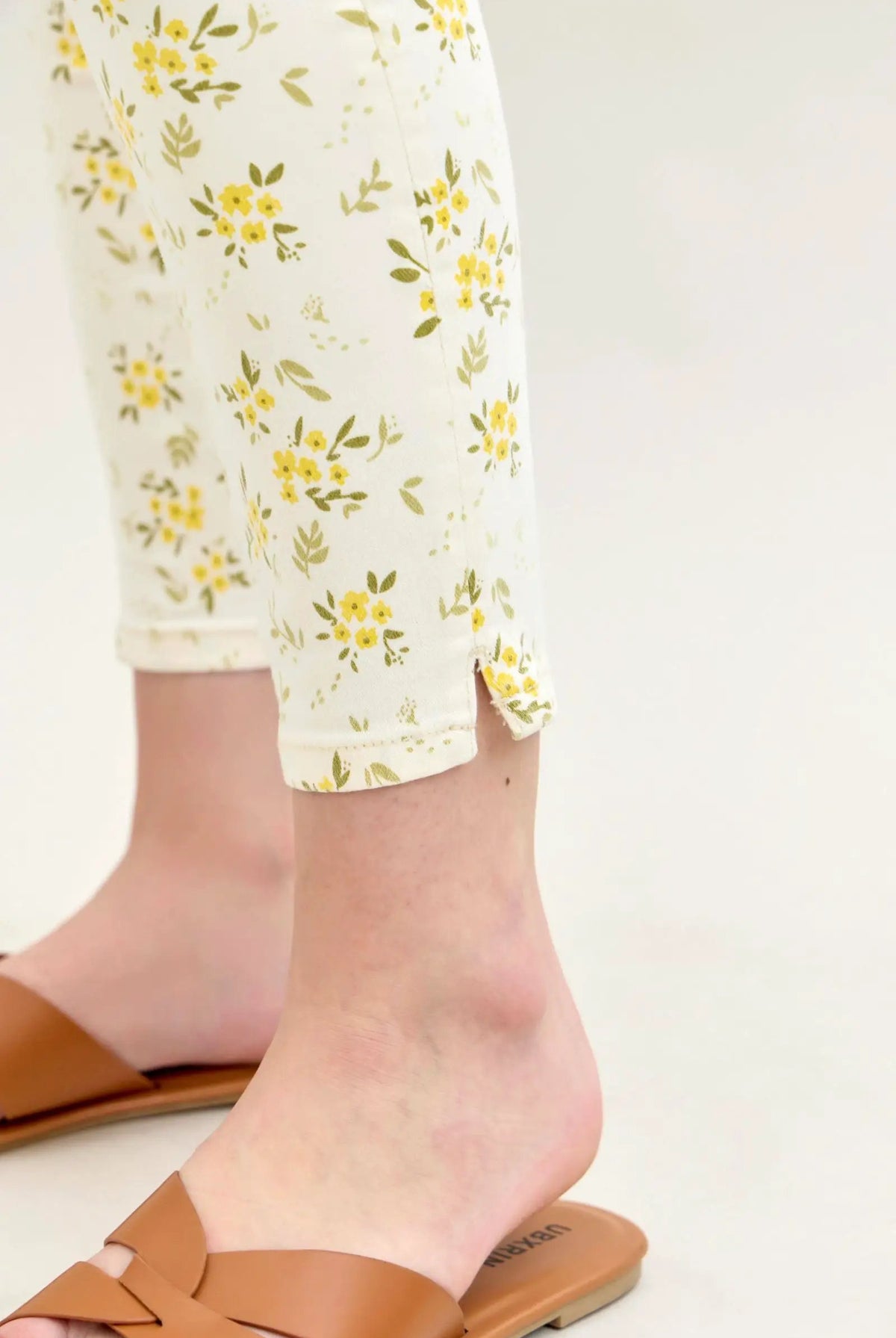 Judy Blue The Golden Meadow Mid Rise Skinny Leg Floral Print Jeans - Jeans Judy Blue Mid Rise Skinny Leg Floral Print Jeans
