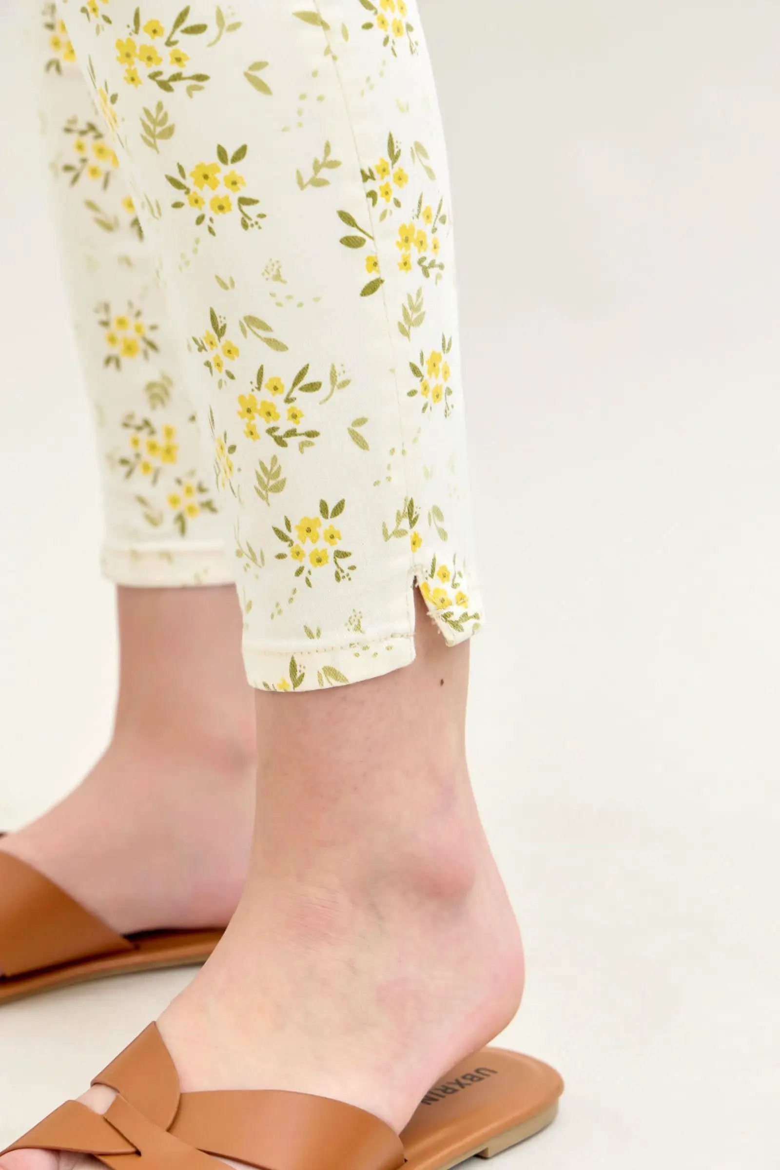 Judy Blue The Golden Meadow Mid Rise Skinny Leg Floral Print Jeans - Jeans Judy Blue Mid Rise Skinny Leg Floral Print Jeans