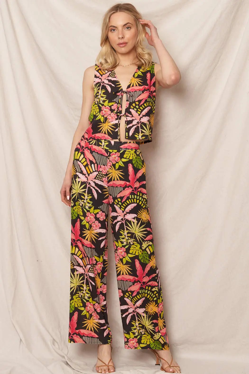 En Crème En Crème Black Multi Tropical Print Sleeveless Vest Top - Clothing Tops