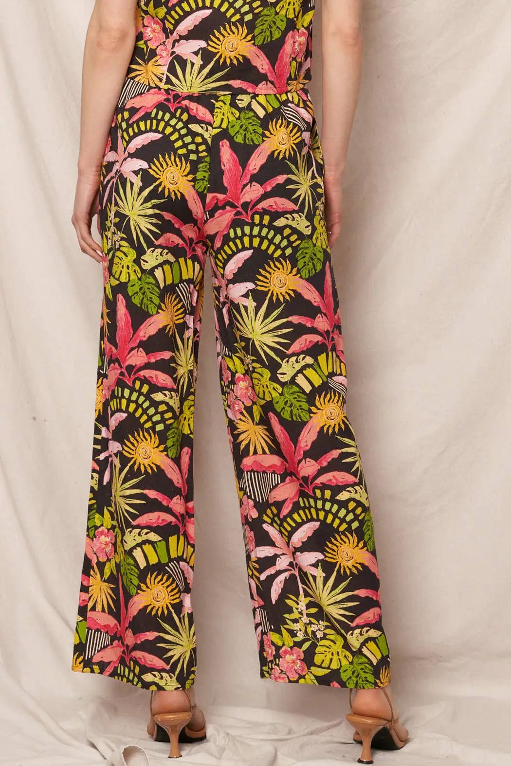 En Crème En Crème Black Multicolor Tropical Print Pants - Pants tropical print pants in black multi