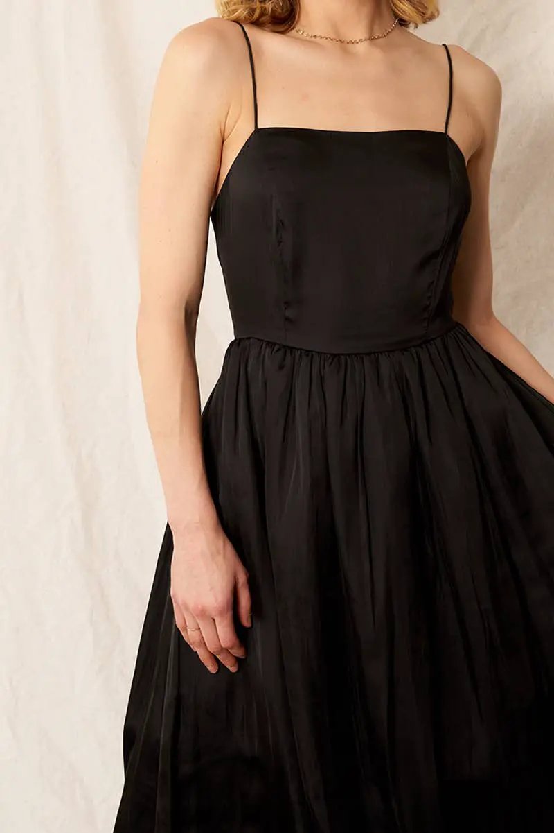 En Crème En Crème Black Sleeveless Cami Midi Dress - Dresses black sleeveless cami midi dress