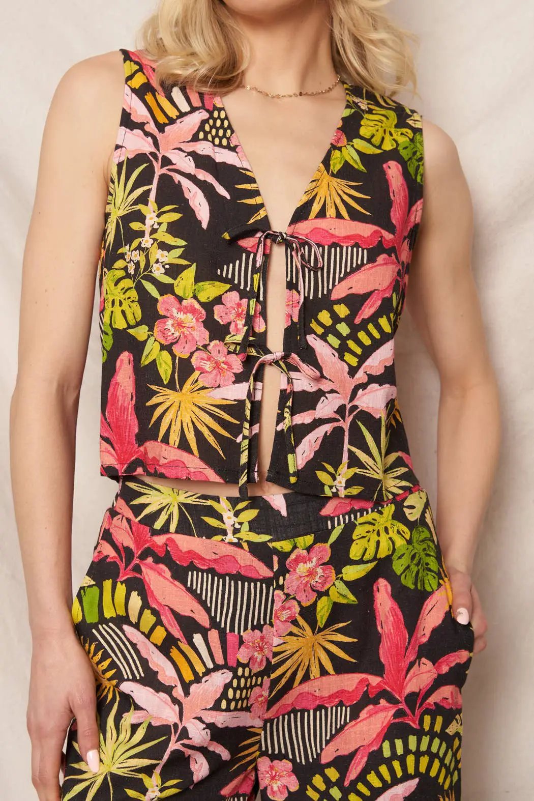 En Crème En Crème Black Multi Tropical Print Sleeveless Vest Top - Clothing Tops