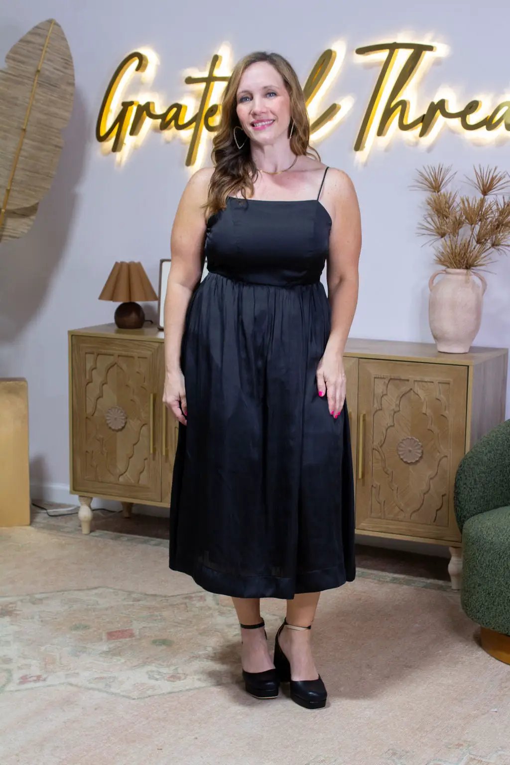 En Crème En Crème Black Sleeveless Cami Midi Dress - Dresses black sleeveless cami midi dress