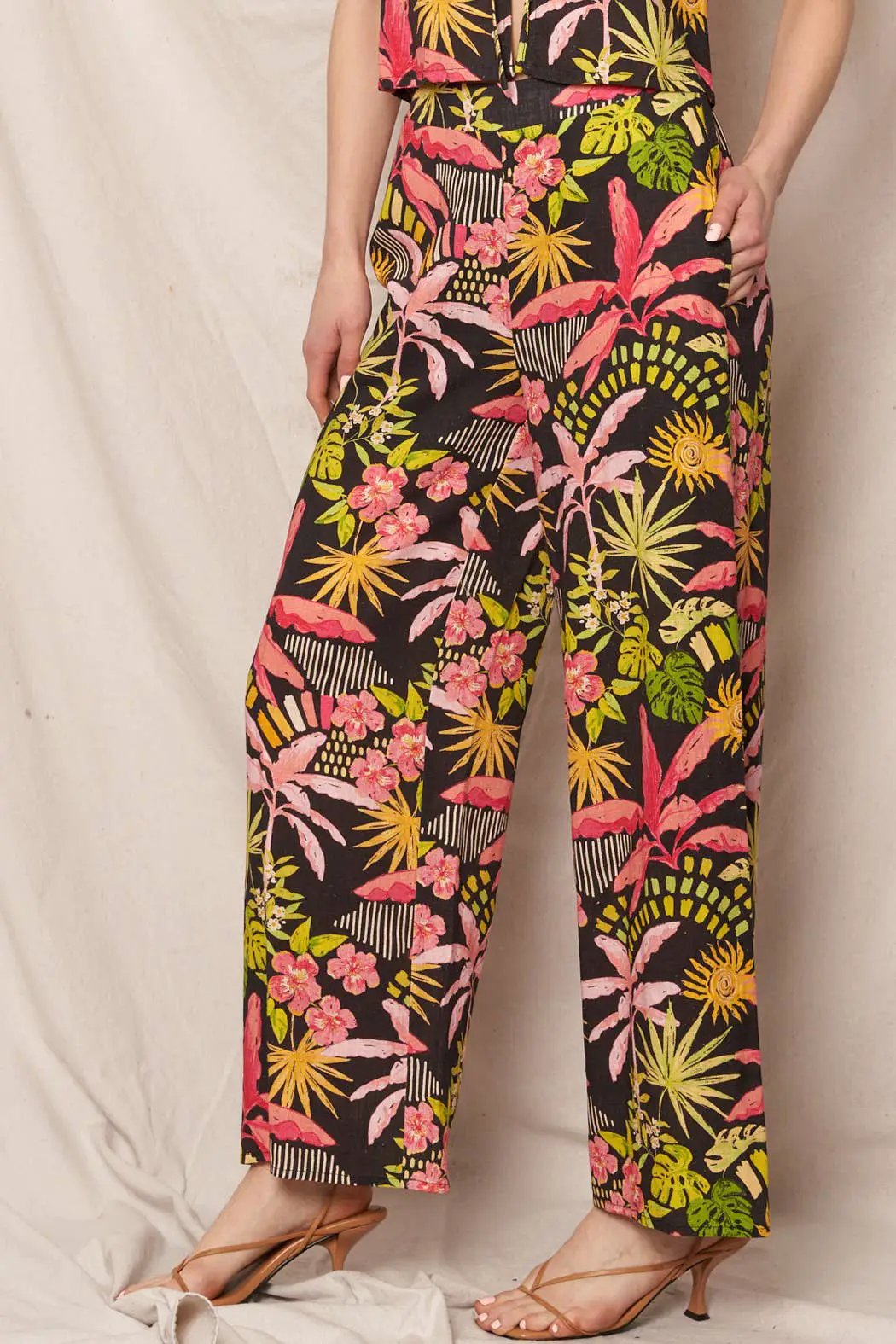 En Crème En Crème Black Multicolor Tropical Print Pants - Pants tropical print pants in black multi
