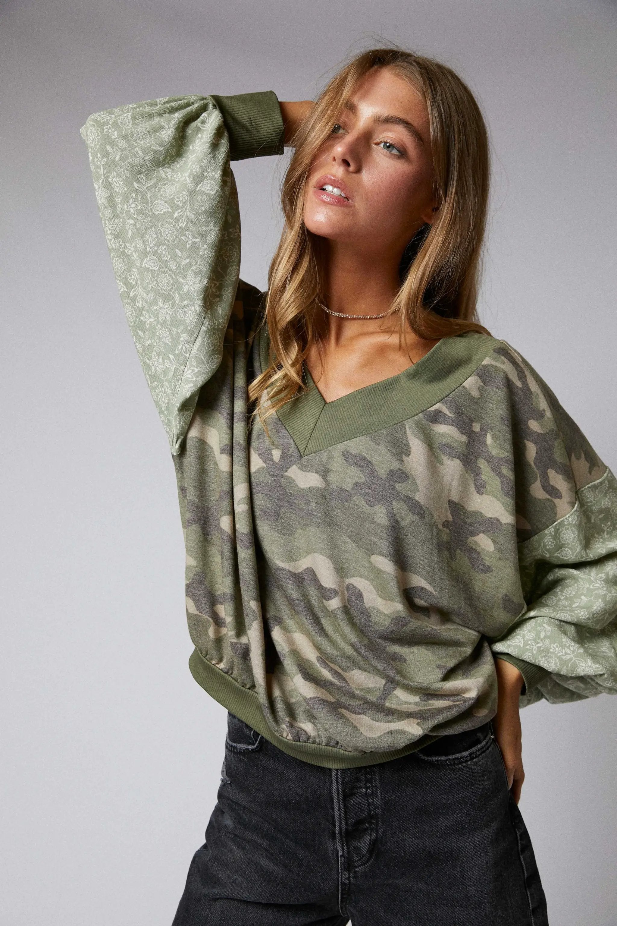 Cerule Long Sleeve Camo Floral V-Neck Blouson Top - Clothing Tops