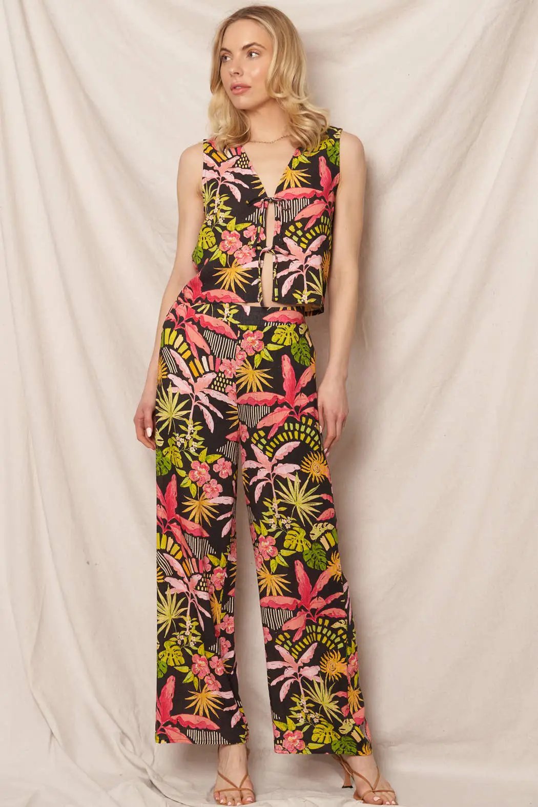 En Crème En Crème Black Multicolor Tropical Print Pants - Pants tropical print pants in black multi