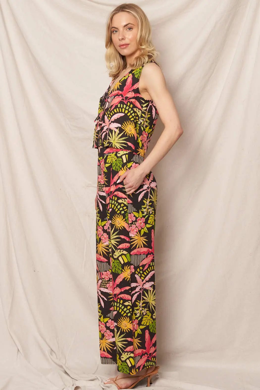 En Crème En Crème Black Multicolor Tropical Print Pants - Pants tropical print pants in black multi