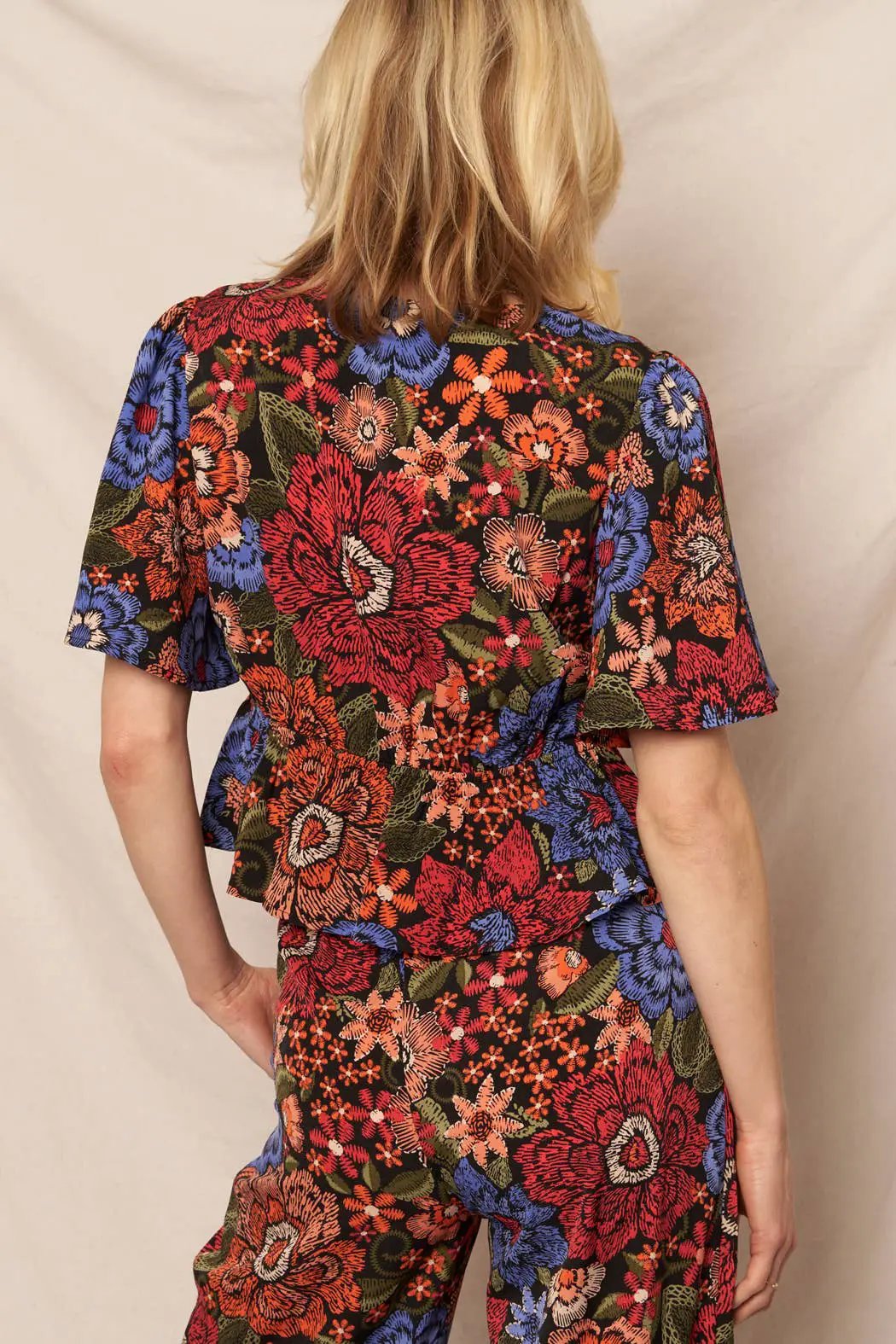 En Crème En Crème Black Multi Floral Print Flutter Sleeve V-Neck Top - Blouses