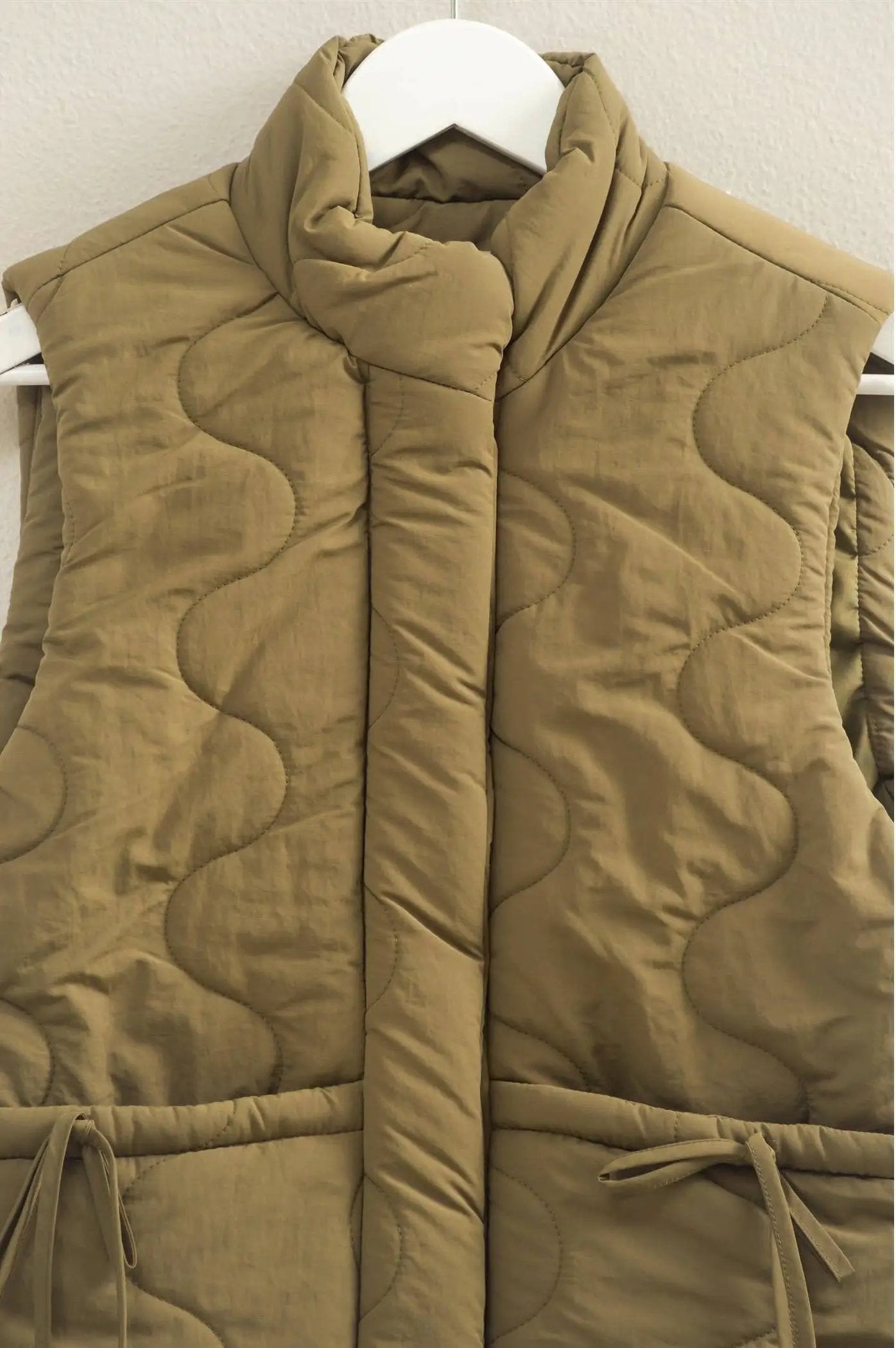 HYFVE HYFVE - Olive Wave Quilted Ribbon Tie Detailed Puffer Vest - Vests