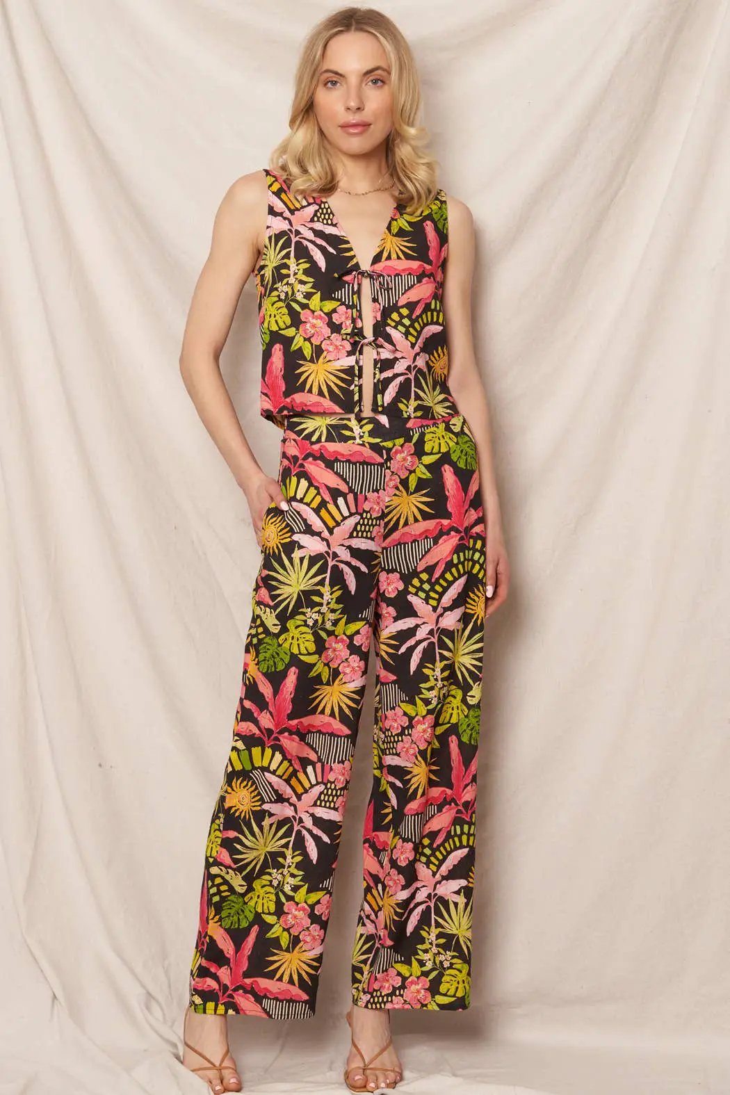 En Crème En Crème Black Multicolor Tropical Print Pants - Pants tropical print pants in black multi
