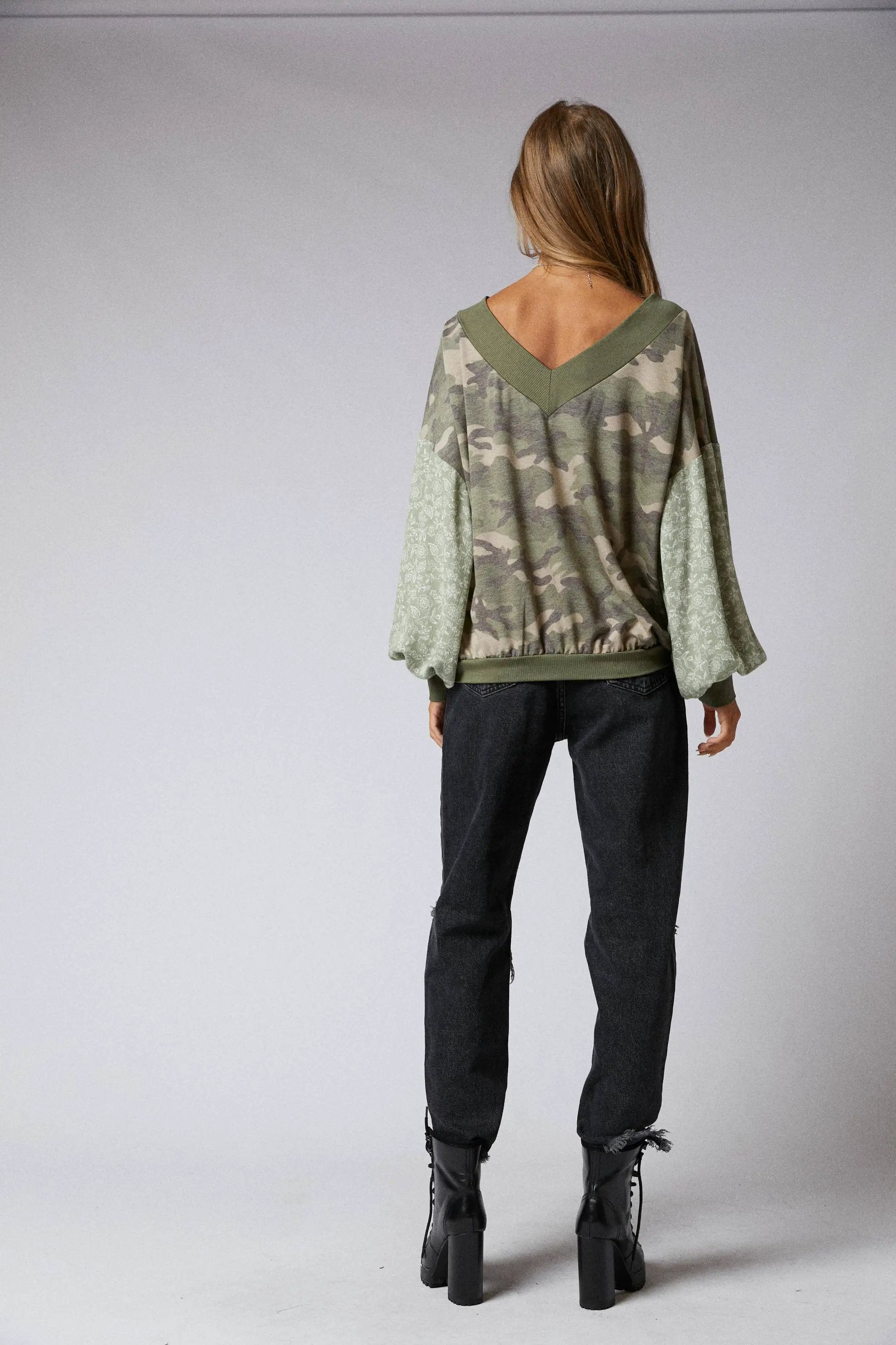 Cerule Long Sleeve Camo Floral V-Neck Blouson Top - Clothing Tops