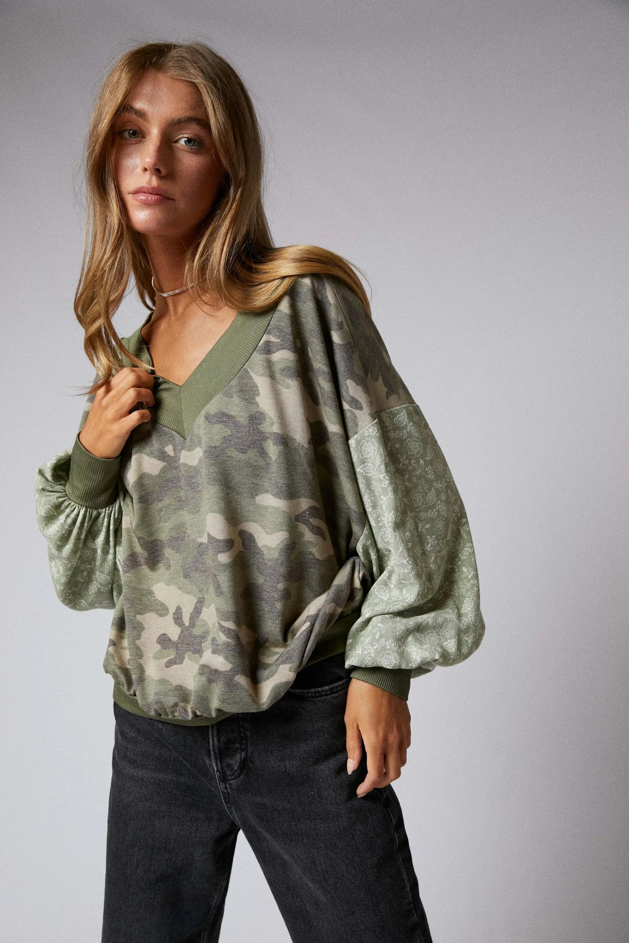 Cerule Long Sleeve Camo Floral V-Neck Blouson Top - Clothing Tops