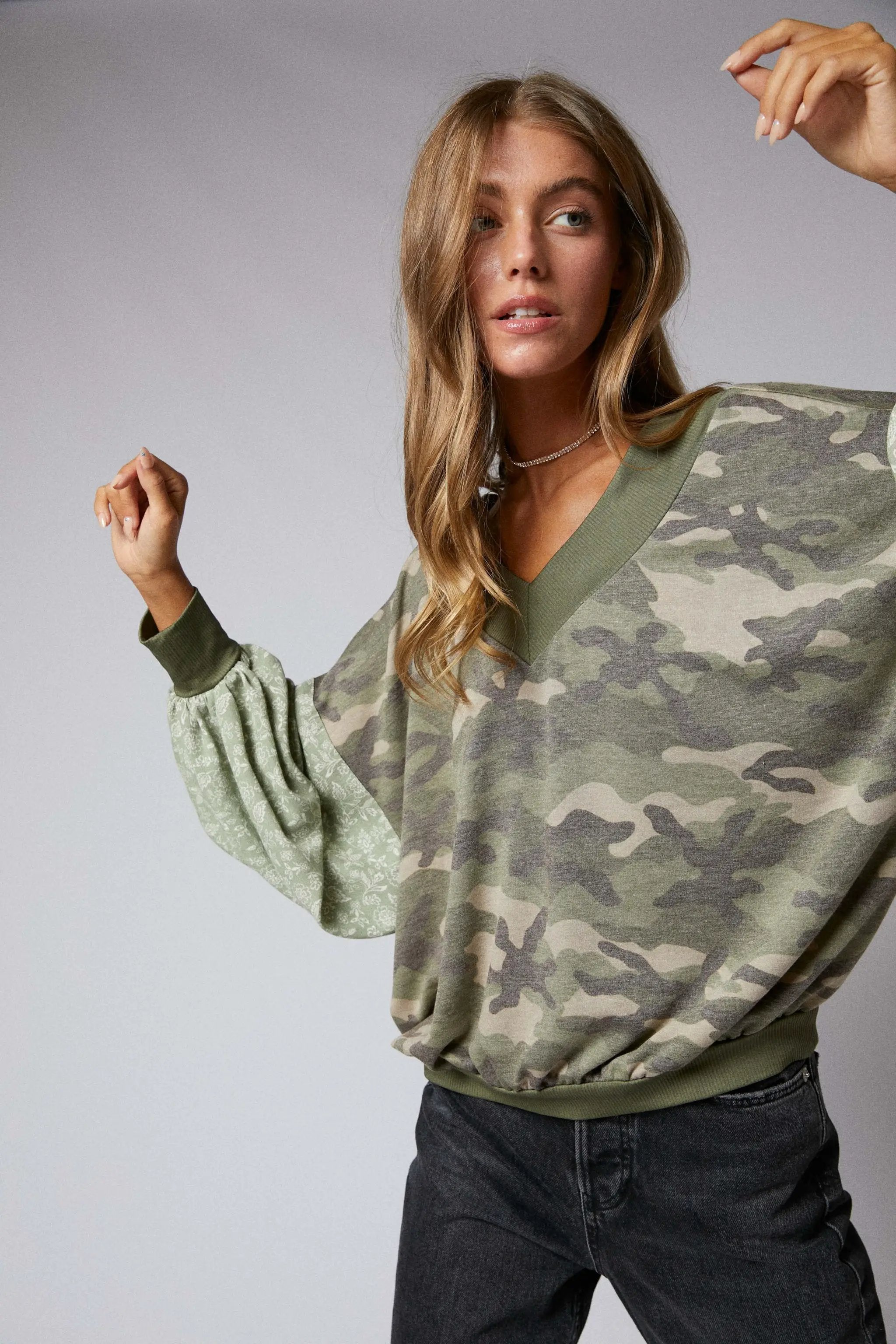 Cerule Long Sleeve Camo Floral V-Neck Blouson Top - Clothing Tops
