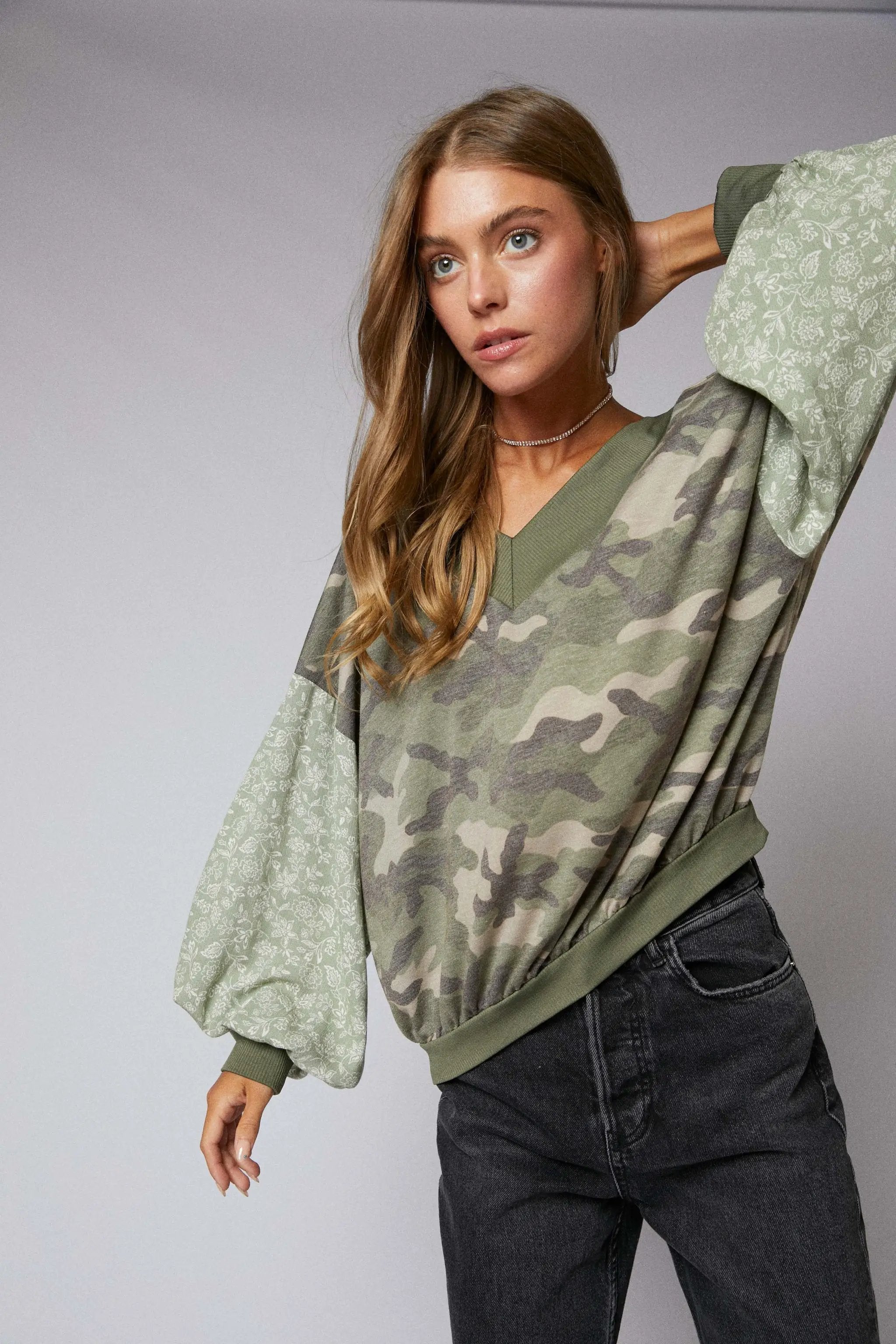 Cerule Long Sleeve Camo Floral V-Neck Blouson Top - Clothing Tops